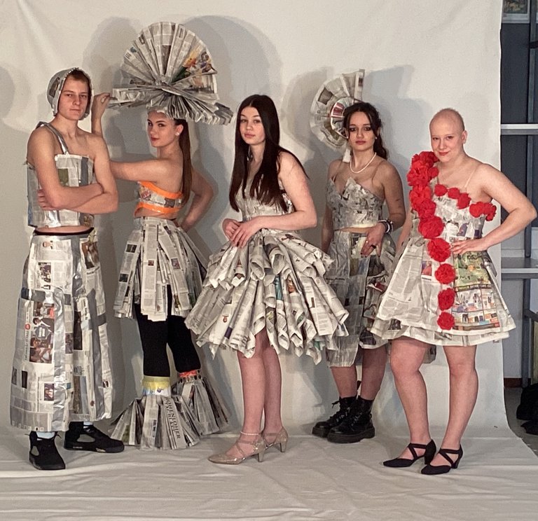 Fashionshow - Schüler haben aus Zeitung Kleidung kreiert 