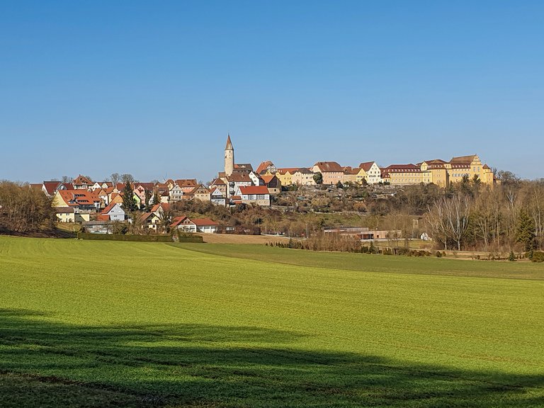 Idyllischer Blick auf die Stadtkulisse von Kirchberg an der Jagst