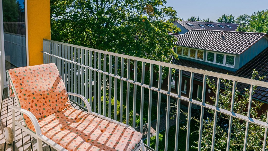 Sonniger Balkon im Gartenhaus mit Relaxliege