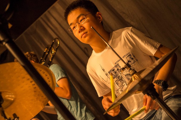 Musikunterricht mit Internationalen Schülern Schüler beim Schlagzeugspielen