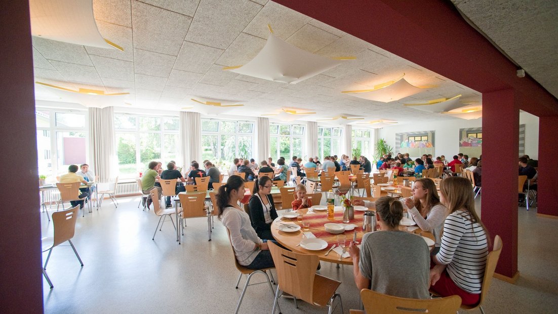 Schülerinnen beim gemeinsamen Essen im Speisesaal