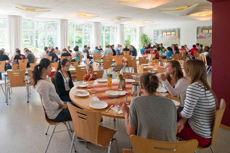 Schülerinnen beim gemeinsamen Essen im Speisesaal