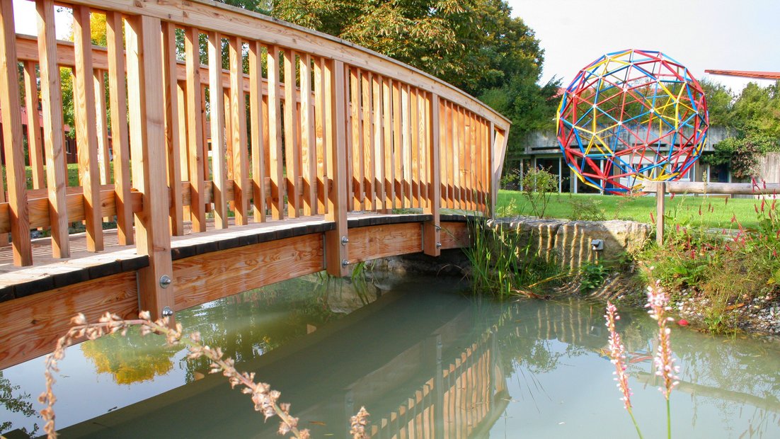 Teich mit Holzbrücke