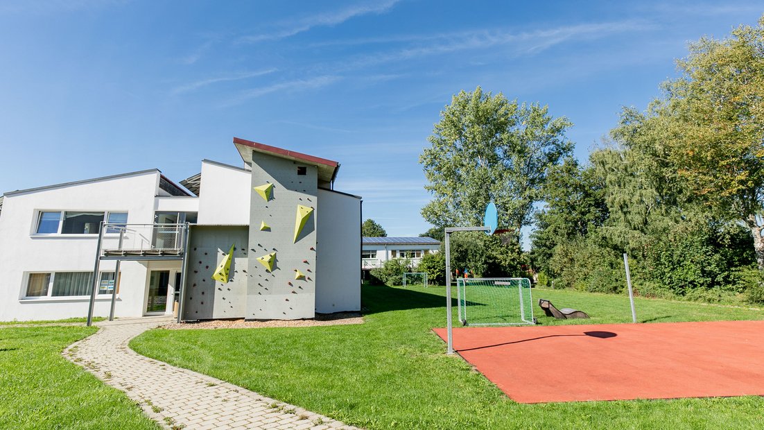 Kletterturm und Sportplatz im Grünen