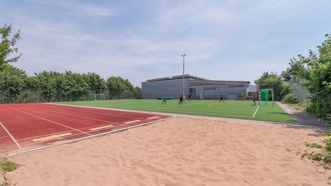 Sportplatz für Fußball und Leichtathletik mit Sandgrube